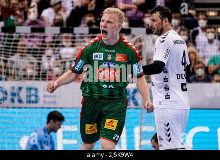 24. April 2022, Hamburg: Handball: DHB Cup, THW Kiel - SC Magdeburg, Finale vier, Finale, Barclaycard Arena. Magdeburgs Magnus Saugstrub feiert ein Tor. Foto: Axel Heimken/dpa Stockfoto