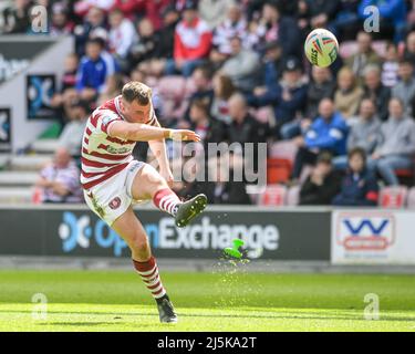 Wigan, Großbritannien. 24. April 2022. Harry Smith #16 von Wigan Warriors startet erfolgreich eine Konvertierung, um es 18-12 in Wigan, Großbritannien am 4/24/2022 zu machen. (Foto von Simon Whitehead/News Images/Sipa USA) Quelle: SIPA USA/Alamy Live News Stockfoto