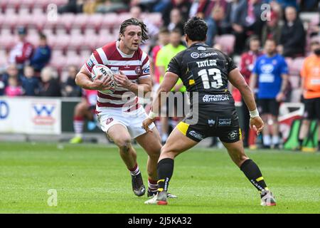 Wigan, Großbritannien. 24. April 2022. Liam Byrne #20 von Wigan Warriors sucht einen Weg hinter Elijah Taylor #13 von Salford Red Devils in Wigan, Großbritannien am 4/24/2022. (Foto von Simon Whitehead/News Images/Sipa USA) Quelle: SIPA USA/Alamy Live News Stockfoto