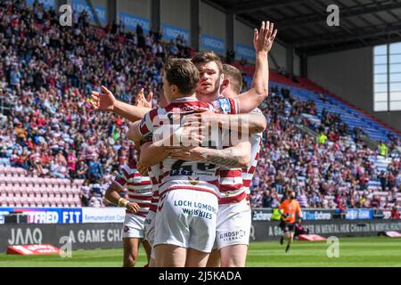 Wigan, Großbritannien. 24. April 2022. Harry Smith #16 von Wigan Warriors feiert den Versuch, am 4/24/2022 in Wigan, Großbritannien, 22-12 Punkte zu erreichen. (Foto von Simon Whitehead/News Images/Sipa USA) Quelle: SIPA USA/Alamy Live News Stockfoto