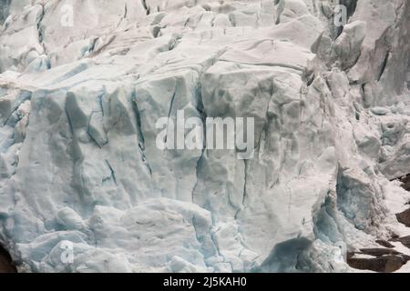 Briksdalsbreen ist ein Gletscherarm, der vom größten kontinentalen GletscherJostedalsbreen und dem Jostedalsbreen-Nationalpark in Norwegen herunterläuft. Stockfoto