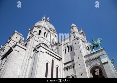 Sacré Coeur Kirche in Paris montmartre mit König Saint Louis auf einem Pferd Statue Stockfoto