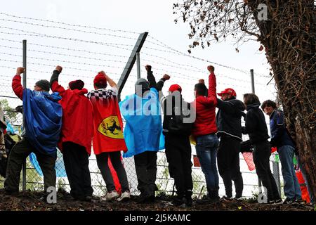 Imola, Italien. 24. April 2022. Atmosphäre im Kreislauf – Lüfter. Emilia Romagna Grand Prix, Sonntag, 24.. April 2022. Imola, Italien. Quelle: James Moy/Alamy Live News Stockfoto