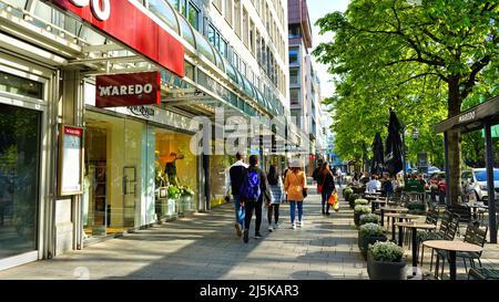 Die legendäre Königsallee, eine der beliebtesten Luxus-Einkaufsstraßen Europas, an einem sonnigen Frühlingstag. Stockfoto