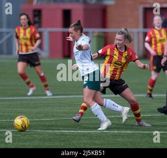 Glasgow, Großbritannien. 24. April 2022. Michaela McAlonie (Hibernian, #12) und Amy Bulloch (Partick Thistle, #24) während des Spiels der Scottish Women's Premier League 1 zwischen Partick Thistle und Hibernian im Petershill Park in Glasgow, Schottland. Scottish Women's Premier League 1 Alex Todd/SPP Credit: SPP Sport Press Photo. /Alamy Live News Stockfoto