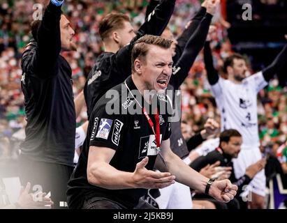 24. April 2022, Hamburg: Handball: DHB Cup, THW Kiel - SC Magdeburg, Finale vier, Finale, Barclaycard Arena. Kiels Trainer Filip Jicha reagiert am Rande. Foto: Axel Heimken/dpa Stockfoto