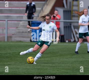 Glasgow, Großbritannien. 24. April 2022. Leah Eddie (Hibernian, #6) während des Spiels der Scottish Women's Premier League 1 zwischen Partick Thistle und Hibernian im Petershill Park in Glasgow, Schottland. Scottish Women's Premier League 1 Alex Todd/SPP Credit: SPP Sport Press Photo. /Alamy Live News Stockfoto