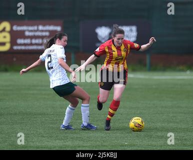 Glasgow, Großbritannien. 24. April 2022. Shannon Leishman (Hibernian, #2) und Linzi Taylor (Partick Thistle, #17) während des Spiels der Scottish Women's Premier League 1 zwischen Partick Thistle und Hibernian im Petershill Park in Glasgow, Schottland. Scottish Women's Premier League 1 Alex Todd/SPP Credit: SPP Sport Press Photo. /Alamy Live News Stockfoto