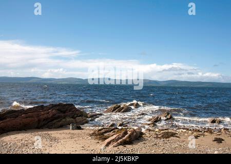 Kiesstrand und kleine Felsvorsprüngen Machrie Bay mit Blick auf Kilbrannan Sound Isle of Arran North Ayrshire Schottland Stockfoto