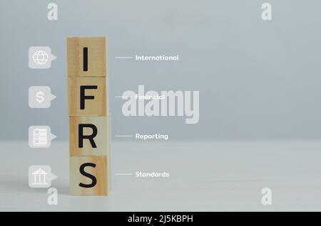 Holzwürfel IFRS International Financial Reporting Standards mit Platz auf Tisch und Kopie.Geschäftsfinanzkonzepte. Stockfoto