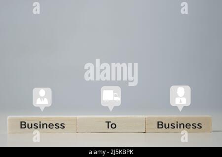 Holzwürfel mit B2B Business to Business und Icons auf Tisch und Kopierfläche.Geschäftskonzepte. Stockfoto