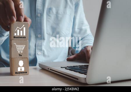 Holzwürfel mit B2B Business to Business und Icons auf Tisch und Kopierfläche.Geschäftskonzepte. Stockfoto