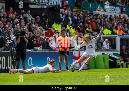 Leicester, Großbritannien. 24. April 2022. Helena Rowland (15 England) hält den Ball für Zoe Harrisons (10 England) erzielt beim TikTok Womens Six Nations-Spiel zwischen England und Irland im Mattioli Woods Welford Road Stadium in Leicester, England, einen Konvertionskick (69:0). Marcelo Poletto/SPP Credit: SPP Sport Press Photo. /Alamy Live News Stockfoto