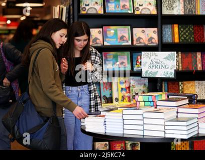 (220424) -- STRATFORD-UPON-AVON, 24. April 2022 (Xinhua) -- Menschen wählen Bücher in einem Souvenirladen in Stratford-upon-Avon, Großbritannien, 23. April 2022. Der 23. April ist der Weltbuchtag und fällt auch mit der Feier des 458.. Geburtstages von William Shakespeare in diesem Jahr in Stratford-upon-Avon , der Heimatstadt des britischen Dramatikers. (Xinhua/Li Ying) Stockfoto