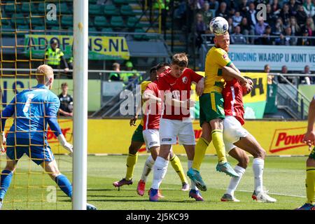 DEN HAAG, NIEDERLANDE - 24. APRIL: Kjeld van den Hoek von Utrecht U23, Thomas Verheydt von ADO Den Haag, Dylan Timber von Utrecht U23 während des niederländischen Keukenkampioendivisie-Spiels zwischen ADO Den Haag und FC Utrecht U23 im Cars Jeans Stadion am 24. April 2022 in Den Haag, Niederlande (Foto von Hans van der Valk/Orange Picics) Quelle: Orange Pics BV/Alamy Live News Stockfoto