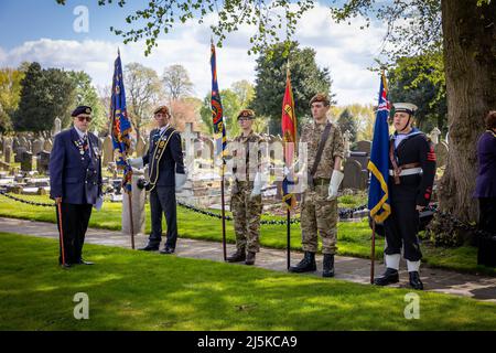 Warrington, Großbritannien. 24. April 2022. Der Jahrestag des ANZAC Day (Australian and New Zealand Army Corps) wurde im Soldiers' Corner des Friedhofs von Warrington begangen, als der Bürgermeister von Warrington, Cllr Maureen Creaghan und Flight Leinant Ben Heaton, Kränze am Gedenkkreuz legten. Mitglieder des Queen's Lancashire Regiment, Warrington Sea Cadets und viele Veteranen waren anwesend Kredit: John Hopkins/Alamy Live News Kredit: John Hopkins/Alamy Live News Stockfoto