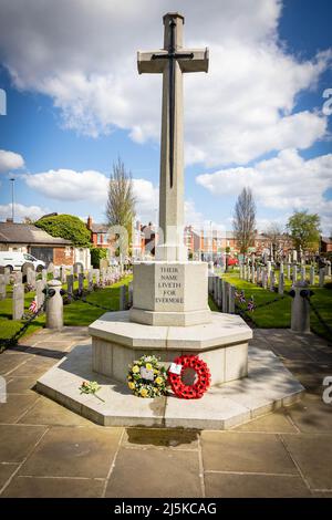 Warrington, Großbritannien. 24. April 2022. Der Jahrestag des ANZAC Day (Australian and New Zealand Army Corps) wurde im Soldiers' Corner des Friedhofs von Warrington begangen, als der Bürgermeister von Warrington, Cllr Maureen Creaghan und Flight Leinant Ben Heaton, Kränze am Gedenkkreuz legten. Mitglieder des Queen's Lancashire Regiment, Warrington Sea Cadets und viele Veteranen waren anwesend Kredit: John Hopkins/Alamy Live News Kredit: John Hopkins/Alamy Live News Stockfoto