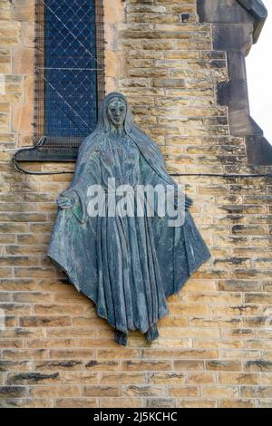 Skulptur der Jungfrau Maria an der Außenwand, St. Mary's Kirche, römisch-katholische Pfarrei St. John Henry Newman - Morecambe, Lancashire Stockfoto