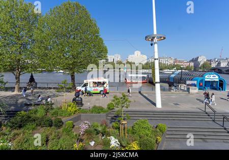 Die Stufen der Southbank mit Blick auf die Themse an einem sonnigen Tag, an dem Menschen vorbeilaufen. London Stockfoto