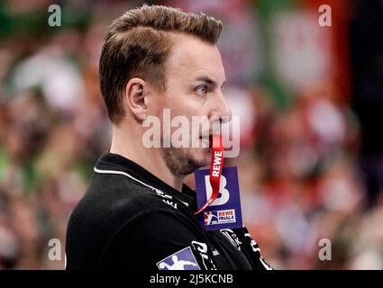 24. April 2022, Hamburg: Handball: DHB Cup, THW Kiel - SC Magdeburg, Finale vier, Finale, Barclaycard Arena. Kiels Trainer Filip Jicha schaut auf das Spielfeld. Foto: Axel Heimken/dpa Stockfoto