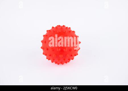 Roter Gummiball für Hund Kind Spielzeug auf weißem Hintergrund Stockfoto
