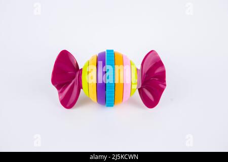 Ein Plastikspielzeug für Kinder in Form einer Süßigkeit auf weißem Hintergrund Stockfoto