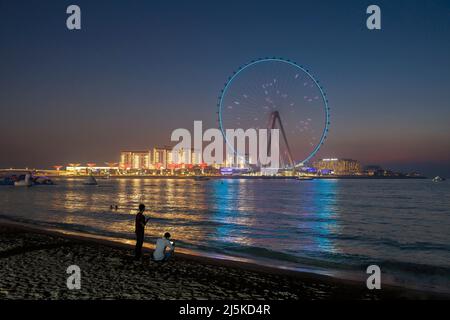 DUBAI, VEREINIGTE ARABISCHE EMIRATE - 6. APRIL: Am 6. April 2022 fotografieren die Menschen die Ain Dubai am JBR Beach in Dubai, Vereinigte Arabische Emirate. Ain Dubai ist das höchste Beobachtungsrad der Welt. Stockfoto