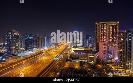 DUBAI, VEREINIGTE ARABISCHE EMIRATE - 6. APRIL: Fahrzeuge fahren auf der Sheikh Zayed Rd am 6. April 2022 in Dubai, Vereinigte Arabische Emirate. Die Autobahn teilt das Dubai Marina Quarter in zwei Teile. Stockfoto