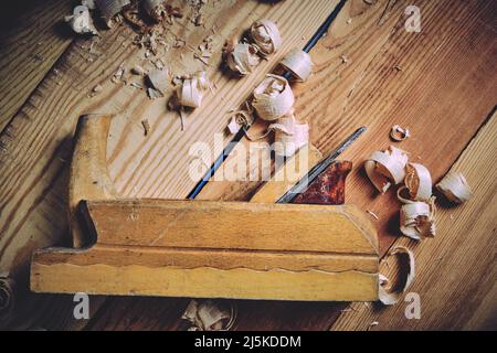 Alte Holzschreinerei Werkzeugebene auf einem hölzernen Hintergrund Stockfoto