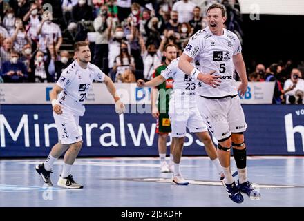 24. April 2022, Hamburg: Handball: DHB Cup, THW Kiel - SC Magdeburg, Finale vier, Finale, Barclaycard Arena. Kieler Sander Sagosen feiert beim Schlusspfiff. Foto: Axel Heimken/dpa Stockfoto