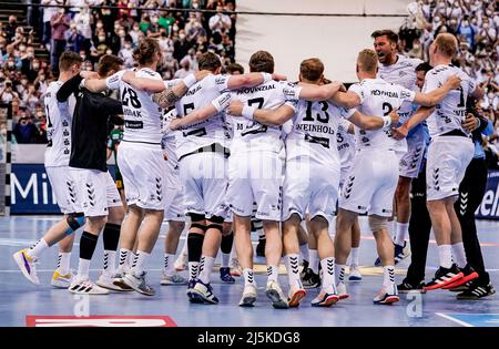 24. April 2022, Hamburg: Handball: DHB Cup, THW Kiel - SC Magdeburg, Finale vier, Finale, Barclaycard Arena. Die Kieler Spieler feiern den Sieg. Foto: Axel Heimken/dpa Stockfoto