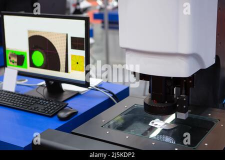 Vision-Messmaschine prüft Werkstück. Industrielle Fertigung. Stockfoto