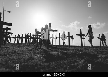 Salvador, Bahia, Brasilien - 01. Oktober 2021: Kreuze zu Ehren der von Covid-19 in Farol da Barra in Salvador, Bahia, Bra getöteten Personen am Boden befestigt Stockfoto