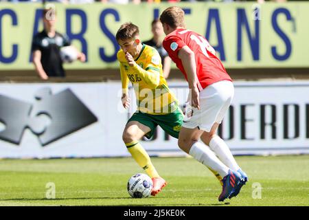 DEN HAAG, NIEDERLANDE – APRIL 24: Amar CATIC von ADO Den Haag, Kjeld van den Hoek von Utrecht U23 während des niederländischen Keukenkampioendivisie-Spiels zwischen ADO Den Haag und FC Utrecht U23 im Cars Jeans Stadion am 24. April 2022 in Den Haag, Niederlande (Foto: Hans van der Valk/Orange Picches) Stockfoto