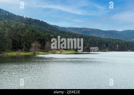 Bolu Golcuk Tabiat Parki. Bolu-Nationalpark. Sehenswürdigkeiten oder touristische Orte der Türkei. Grünes Holzhaus am See. Stockfoto