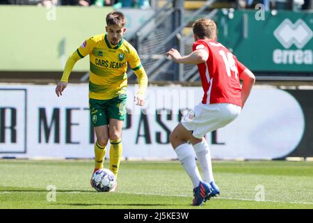 DEN HAAG, NIEDERLANDE – APRIL 24: Amar CATIC von ADO Den Haag, Kjeld van den Hoek von Utrecht U23 während des niederländischen Keukenkampioendivisie-Spiels zwischen ADO Den Haag und FC Utrecht U23 im Cars Jeans Stadion am 24. April 2022 in Den Haag, Niederlande (Foto: Hans van der Valk/Orange Picches) Stockfoto