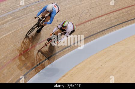 Harrie Lavreysen (NED) gewinnt sein Rennen gegen Nick Wammes (CAN) am vierten Tag des Tissot UCI Track Nations Cup 2022 im Sir Chris Hoy Velodrome, Glasgow. Bilddatum: Sonntag, 24. April 2022. Stockfoto