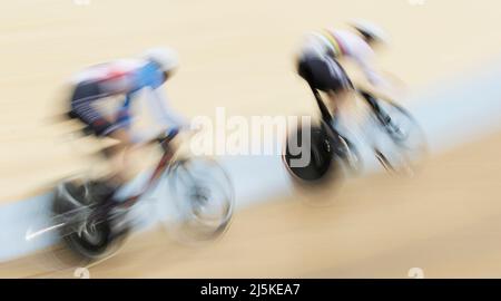 Harrie Lavreysen (NED) gewinnt sein Rennen gegen Nick Wammes (CAN) am vierten Tag des Tissot UCI Track Nations Cup 2022 im Sir Chris Hoy Velodrome, Glasgow. Bilddatum: Sonntag, 24. April 2022. Stockfoto