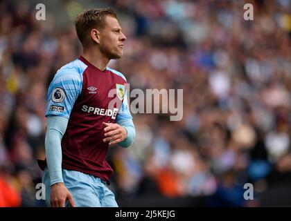 Turf Moor, Burnley, Lancashire, Großbritannien. 24. April 2022. Premier League Football, Burnley versus Wolverhampton Wanderers: Charlie Taylor of Burnley Credit: Action Plus Sports/Alamy Live News Stockfoto