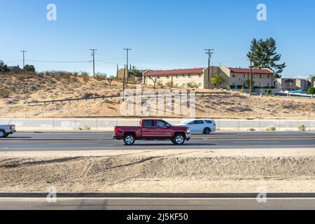 Apple Valley, CA, USA – 20. April 2022: Ein Chevy Silverado Pickup-Truck fährt auf dem Highway 18 in Apple Valley, Kalifornien. Stockfoto