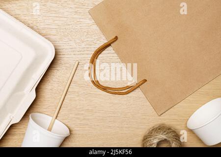 Umweltfreundliches Konzept, Lieferung Lebensmittelbehälter und Papierbeutel mit Jute Seil aus Naturfaser. Stockfoto