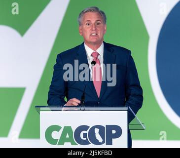 Anaheim, Kalifornien, USA. 23. April 2022. Kevin MCCARTHY (R-CA), Vorsitzender der US-amerikanischen Minderheit, spricht auf der kalifornischen Republikanischen Parteiversammlung im Anaheim Marriott. (Kreditbild: © Brian Cahn/ZUMA Press Wire) Stockfoto