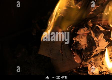 Ein Dokument, das in einem brennenden Feuer brennt. Stockfoto