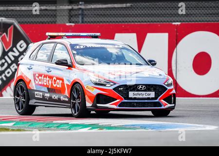 ASSEN, NIEDERLANDE - 24. APRIL: Sicherheitsfahrzeug während der WorldSBK Motul Dutch Round auf dem TT Circuit Assen am 24. April 2022 in Assen, Niederlande (Foto: Andre Weening/Orange Picles) Stockfoto