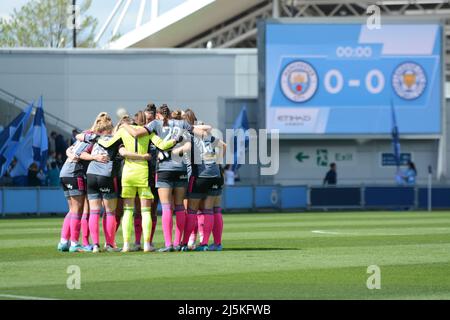 Manchester, Großbritannien. 24. April 2022. Das Leicester City Team huddle vor dem FA Womens Super League Spiel zwischen Manchester City und Leicester City im Academy Stadium in Manchester, England Paul Roots/SPP Credit: SPP Sport Press Photo. /Alamy Live News Stockfoto