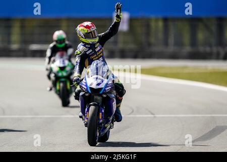 ASSEN, NIEDERLANDE - 24. APRIL: Dominique Aegerter aus der Schweiz feiert den Sieg beim Supersport Race 2 während der WorldSBK Motul Dutch Round auf dem TT Circuit Assen am 24. April 2022 in Assen, Niederlande (Foto: Andre Weening/Orange Picles) Stockfoto