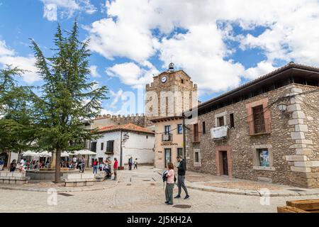 Buitrago del Lozoya, Spanien. Der Torre Albarrana, ein Stadttor und ein defensiver Uhrenturm der ummauerten Altstadt, von der Plaza de la Constitucion aus gesehen Stockfoto