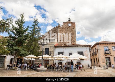 Buitrago del Lozoya, Spanien. Der Torre Albarrana, ein Stadttor und ein defensiver Uhrenturm der ummauerten Altstadt, von der Plaza de la Constitucion aus gesehen Stockfoto