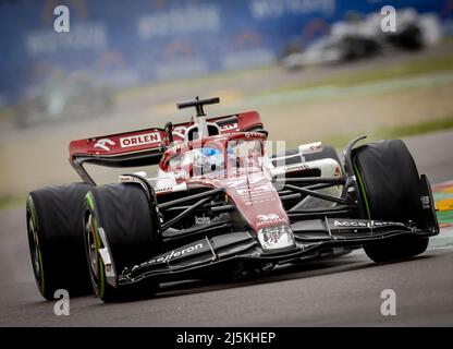 IMOLA - Valtteri Bottas (77) mit dem Alfa Romeo C40 während des Grand Prix der Emilia Romagna F1 bei Autodromo Enzo e Dino Ferrari am 24. April 2022 in Imola, Italien. REMKO DE WAAL Stockfoto