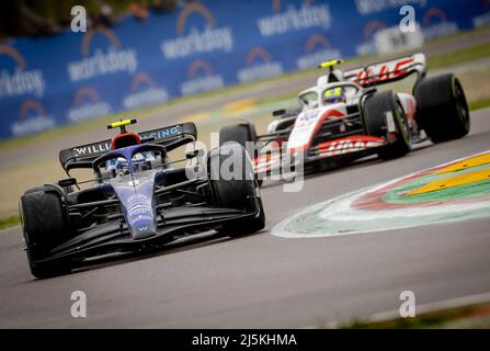 IMOLA - Nichola Latifi (6) mit dem Williams FW44 und Mick Schumacher (47) mit dem Haas VF-22 während des Grand Prix Emilia Romagna F1 bei Autodromo Enzo e Dino Ferrari am 24. April 2022 in Imola, Italien. REMKO DE WAAL Stockfoto